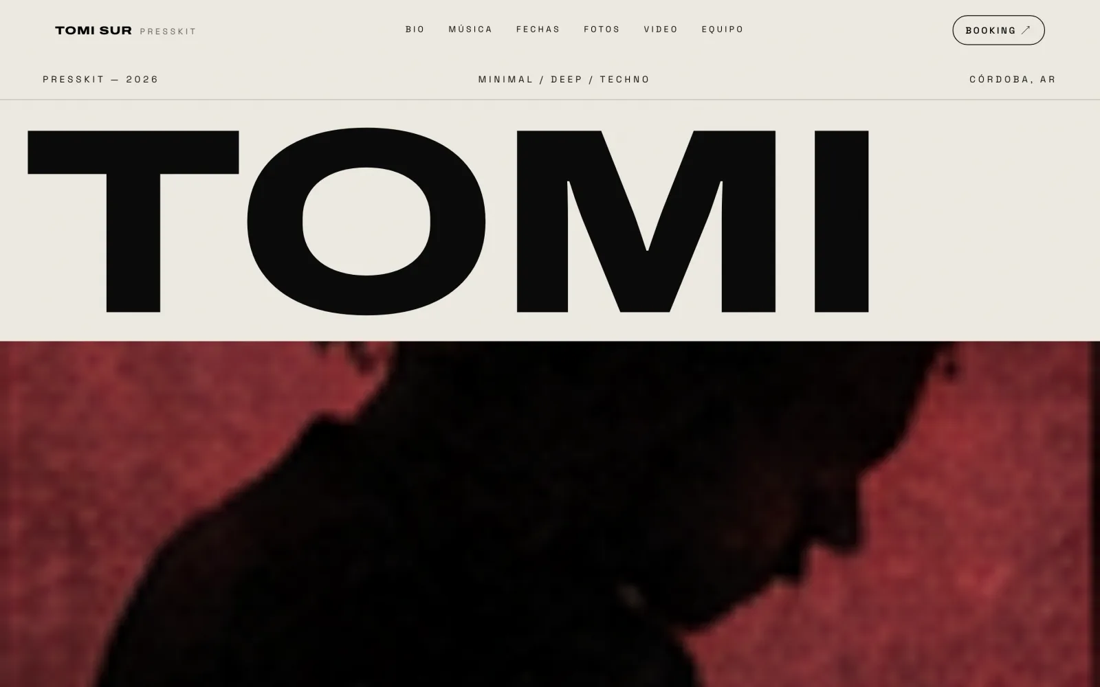 Presskit Póster de Tomi Sur: nombre gigante en negro sobre papel y foto en rojo